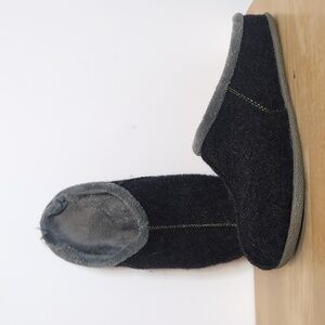 Brookstone Nap Slip On Slippers Rubber Bottom Shoes